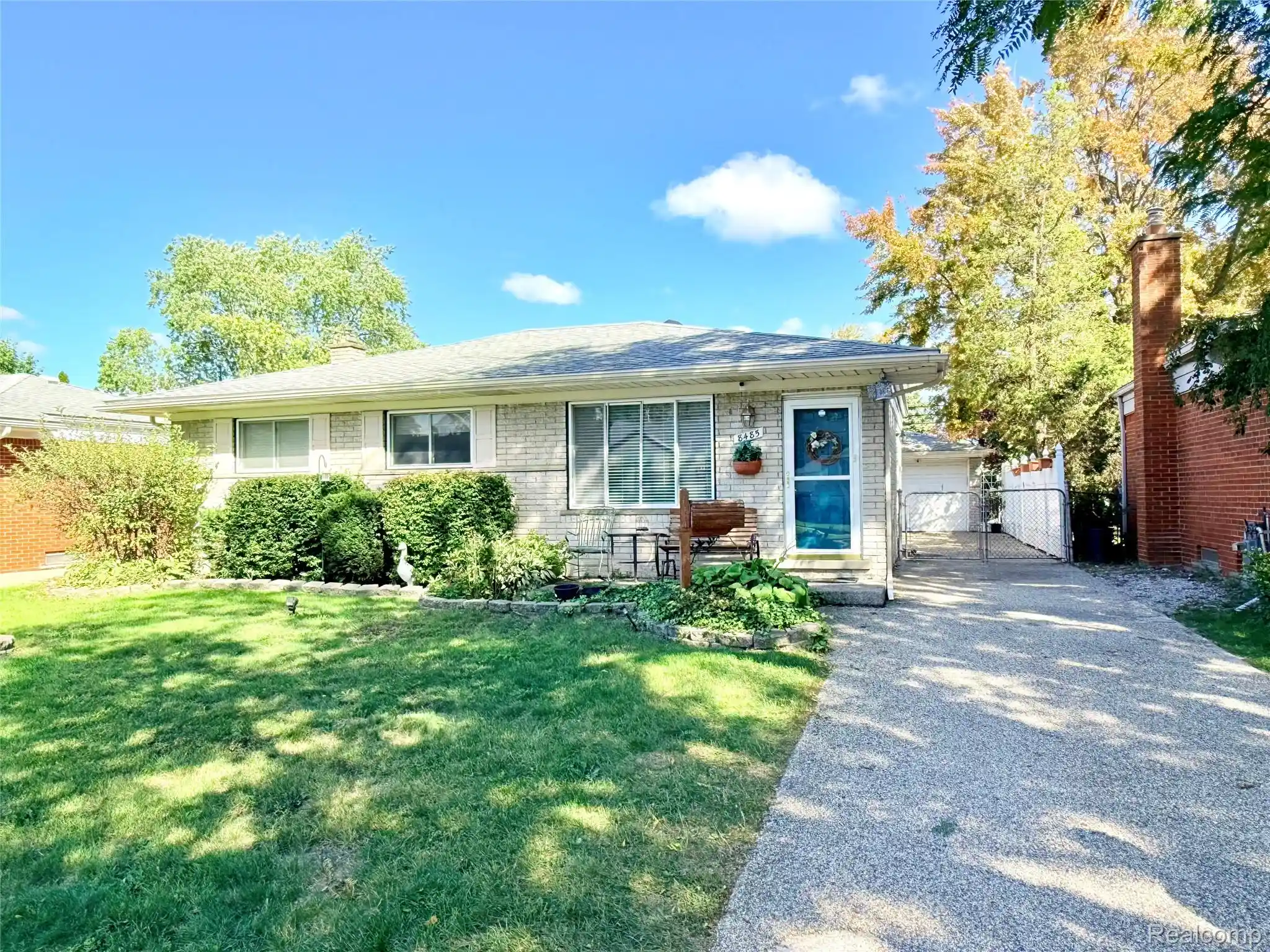 Photo 1 of Single family home for sale at 8485 Helen, Center Line, MI 48015 | MLS# 20261077587 | Listing updated on 2026-09-26