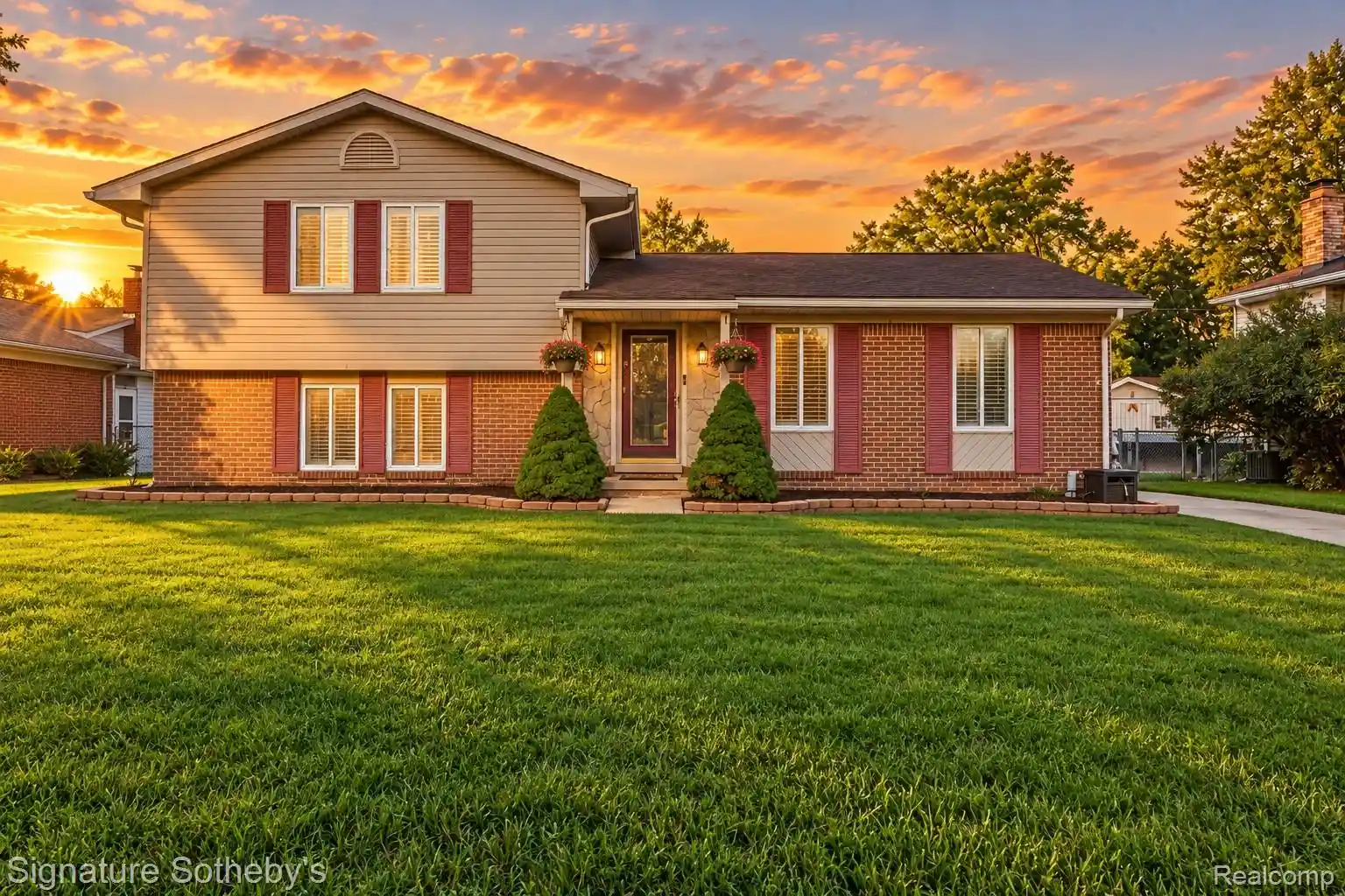 Photo 1 of Sale Pending at 4071 Ironside Dr, Waterford, MI 48329 | MLS# 20261077877 | Listing updated on 2026-10-17