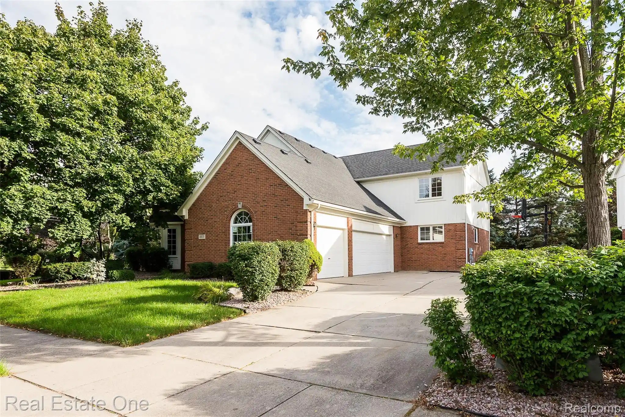 Photo 1 of Sale Pending at 1013 Rochelle Park Dr, Rochester Hills, MI 48309 | MLS# 20261077986 | Listing updated on 2026-09-29