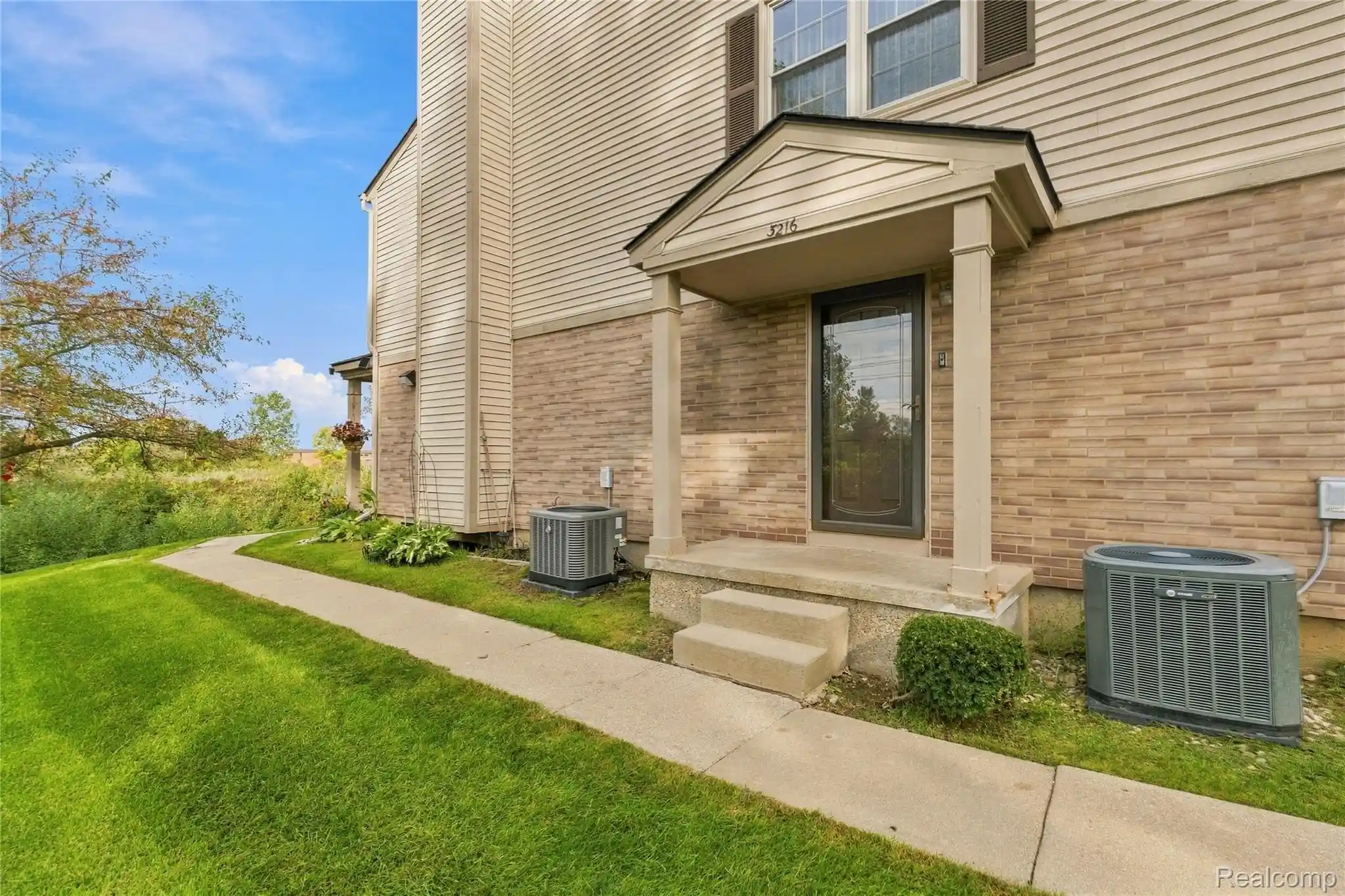 Photo 1 of Sale Pending at 3216 High Pointe Ridge Rd, Lake Orion, MI 48359 | MLS# 20261078106 | Listing updated on 2026-10-19