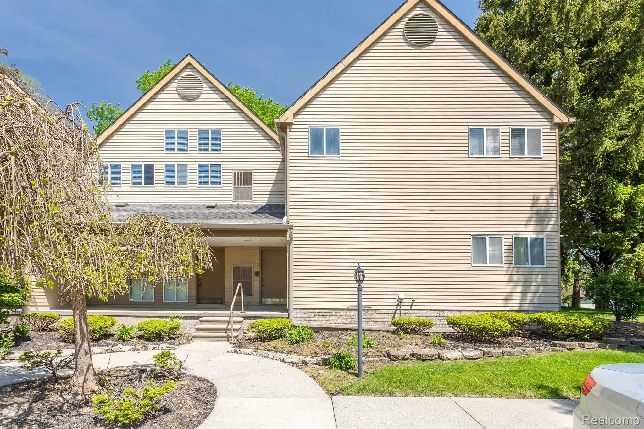Listing Photo 1 - Condo for sale in 27971 Rollcrest Rd located at 27971 Rollcrest Rd, Farmington, MI 48334 - Unit #10