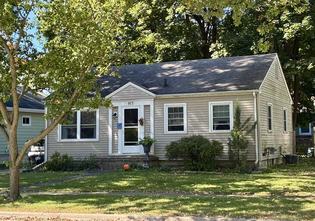 Photo 1 of Single family home for sale at 913 N Hickory St, Owosso, MI 48867 | MLS# 60050223370 | Listing updated on 2026-10-28