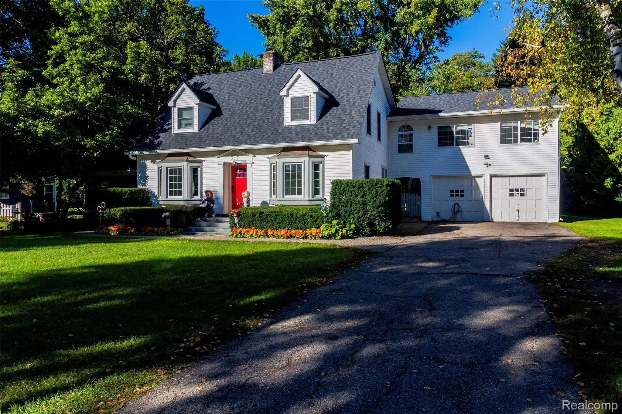 Photo 1 of Single family home for sale at 221 Lincoln St, Lapeer, MI 48446 | MLS# 20261079138 | Listing updated on 2026-10-01