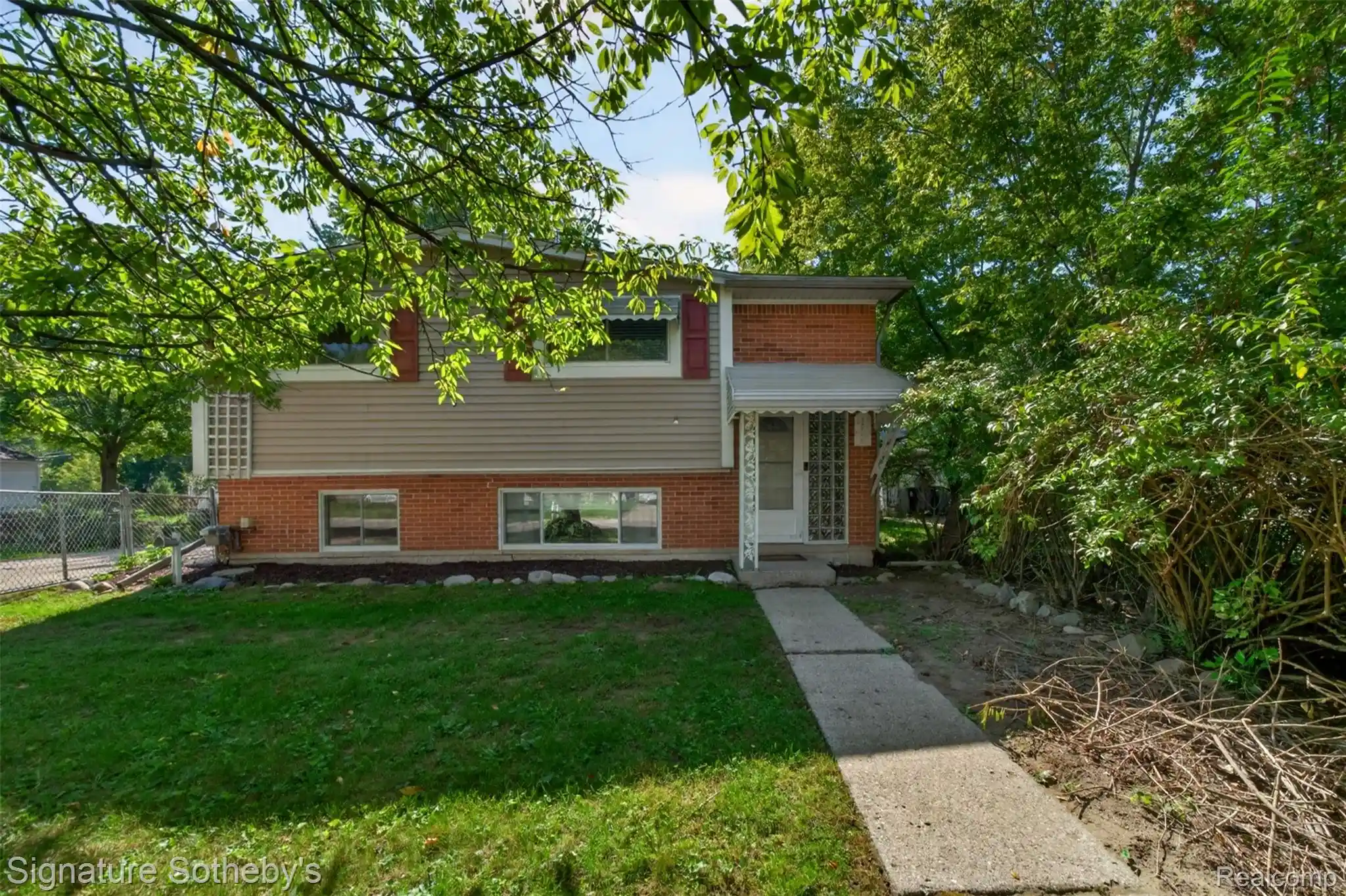 Photo 1 of Sale Pending at 29215 Bretton St, Livonia, MI 48152 | MLS# 20261079363 | Listing updated on 2026-10-28