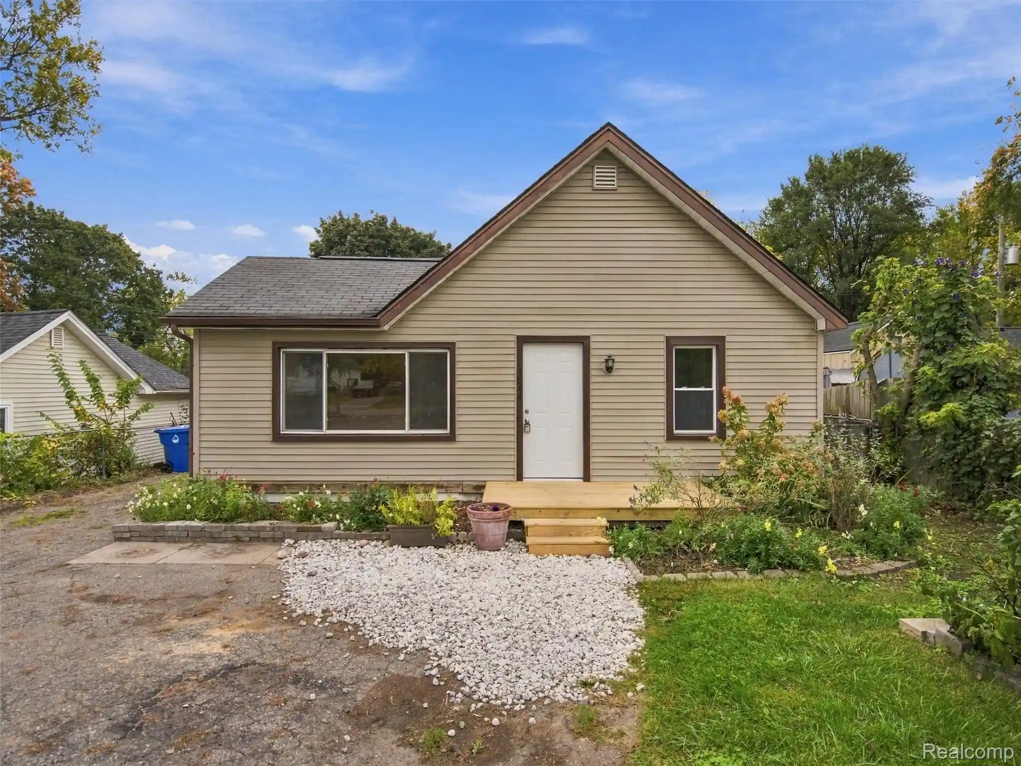 Photo 1 of Single family home for sale at 1044 Lakeview St, Waterford, MI 48328 | MLS# 20261081436 | Listing updated on 2026-10-16