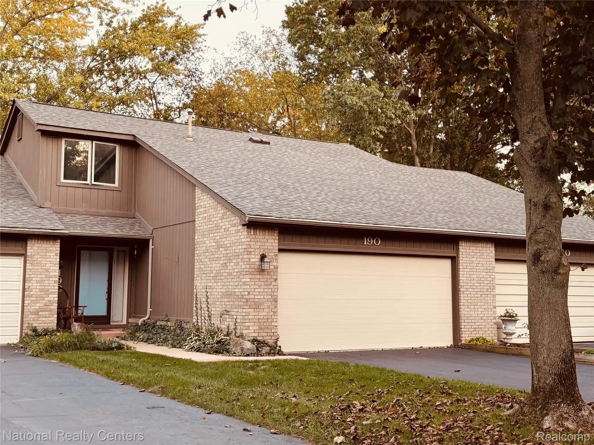Photo 1 of Condo for sale at 190 Woodstone Rd, Waterford, MI 48327 | MLS# 20261081640 | Listing updated on 2026-10-14