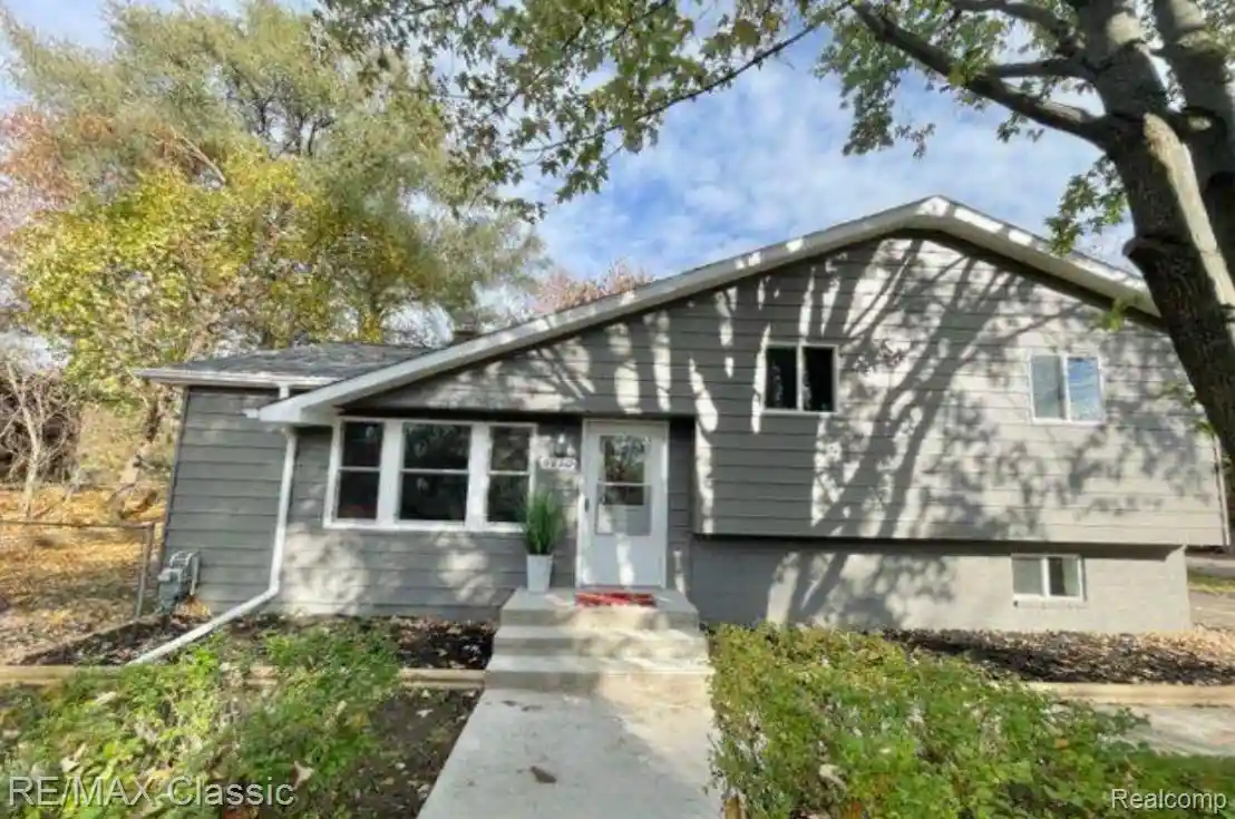Photo 1 of Single family home for sale at 5610 S Aylesbury Dr, Waterford, MI 48327 | MLS# 20261081669 | Listing updated on 2026-10-24
