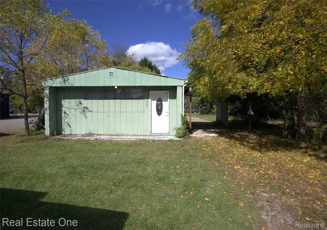 Photo 1 of Single family home for sale at 4830 Hatchery Rd, Waterford, MI 48329 | MLS# 20261081782 | Listing updated on 2026-10-27