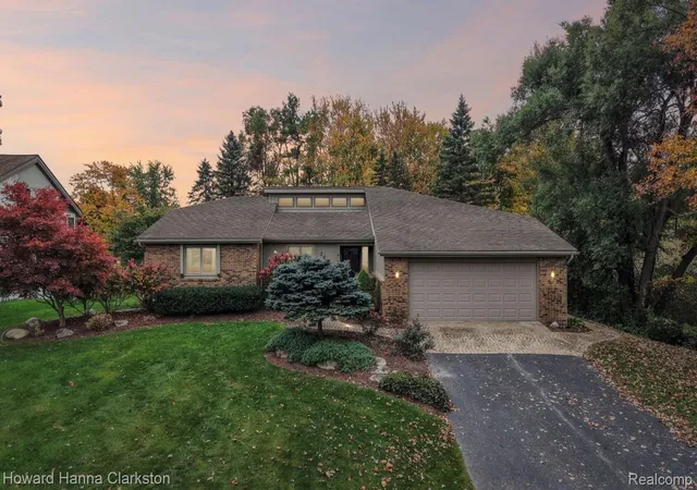 Photo 1 of Sale Pending at 2625 Cedar Key Dr, Lake Orion, MI 48360 | MLS# 20261082013 | Listing updated on 2026-10-25