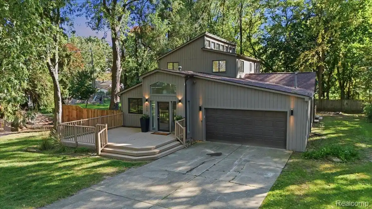 Photo 1 of Sale Pending at 5445 Savoy Dr, Waterford, MI 48327 | MLS# 20261082576 | Listing updated on 2026-10-22