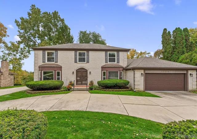 Photo 1 of Single family home for sale at 33629 Heritage Hills Dr, Farmington Hills, MI 48331 | MLS# 20261082588 | Listing updated on 2026-10-26