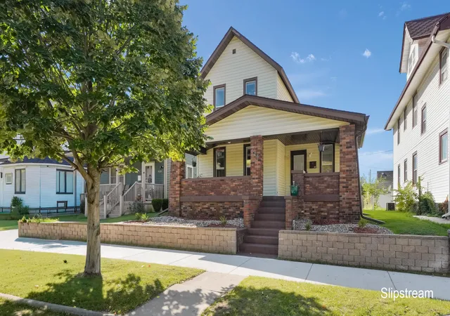 Photo 1 of Sale Pending at 525 La Grave Ave Se, Grand Rapids, MI 49503 | MLS# 65026054362 | Listing updated on 2026-10-27