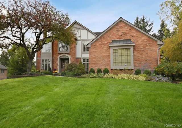 Photo 1 of Single family home for sale at 2181 Red Maple Dr, Troy, MI 48098 | MLS# 20261082883 | Listing updated on 2026-10-28