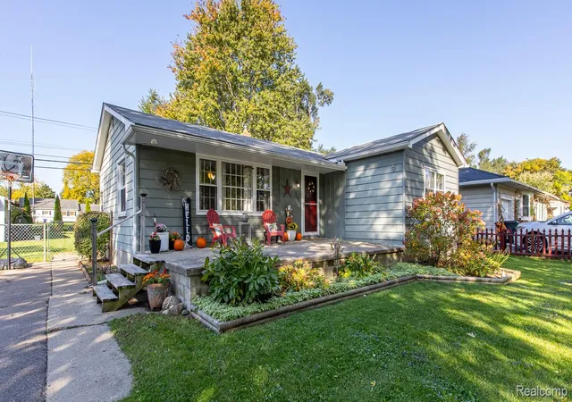 Photo 1 of Sale Pending at 2709 Frembes Rd, Waterford, MI 48329 | MLS# 20261082996 | Listing updated on 2026-10-27