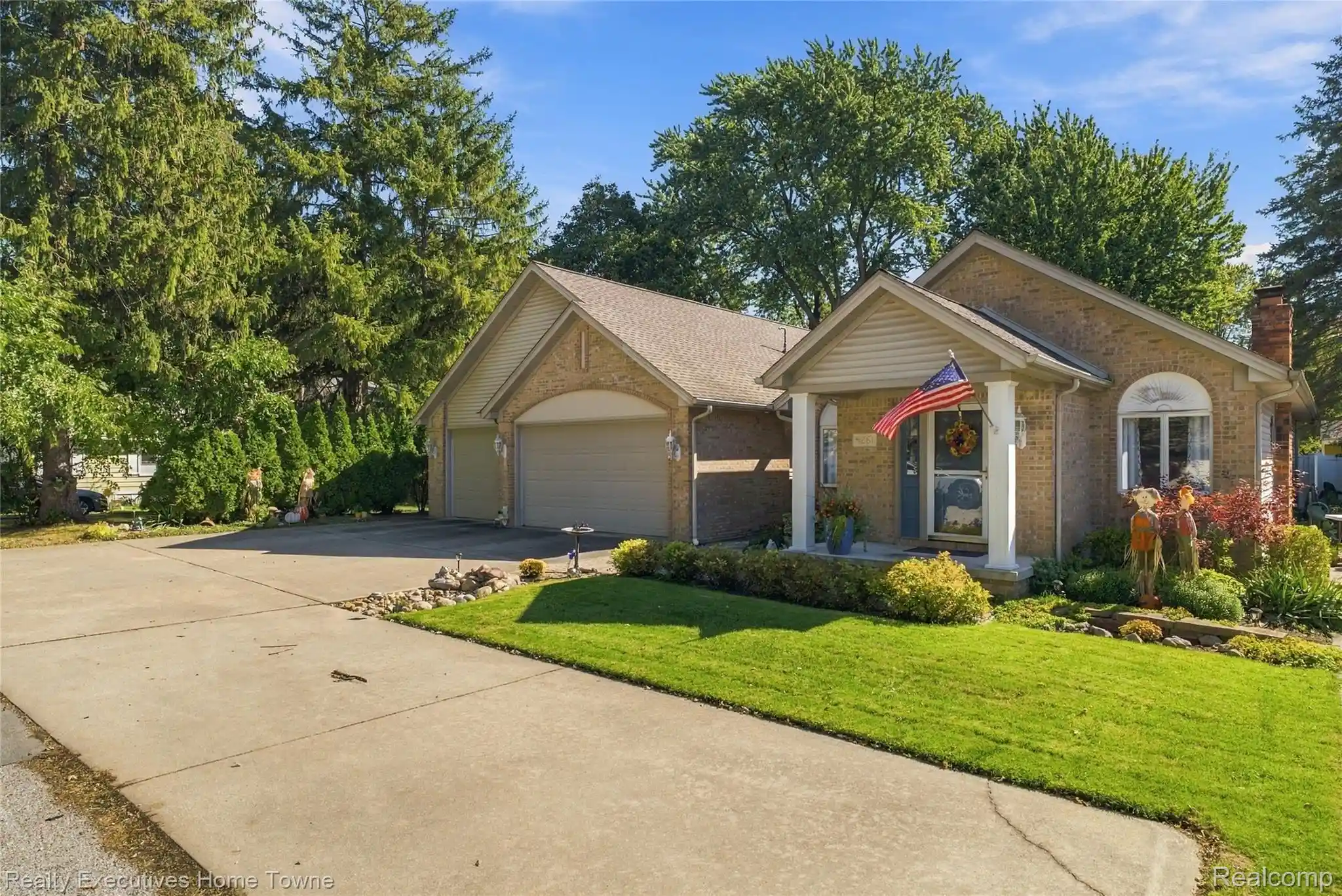 Photo 1 of Single family home for sale at 5261 S Locustwood Ave, Fort Gratiot, MI 48059 | MLS# 20261083014 | Listing updated on 2026-10-14