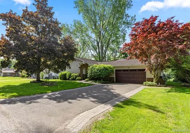 Photo 1 of Single family home for sale at 1557 Knob Hl Dr, Commerce Township, MI 48382 | MLS# 20261083076 | Listing updated on 2026-10-30