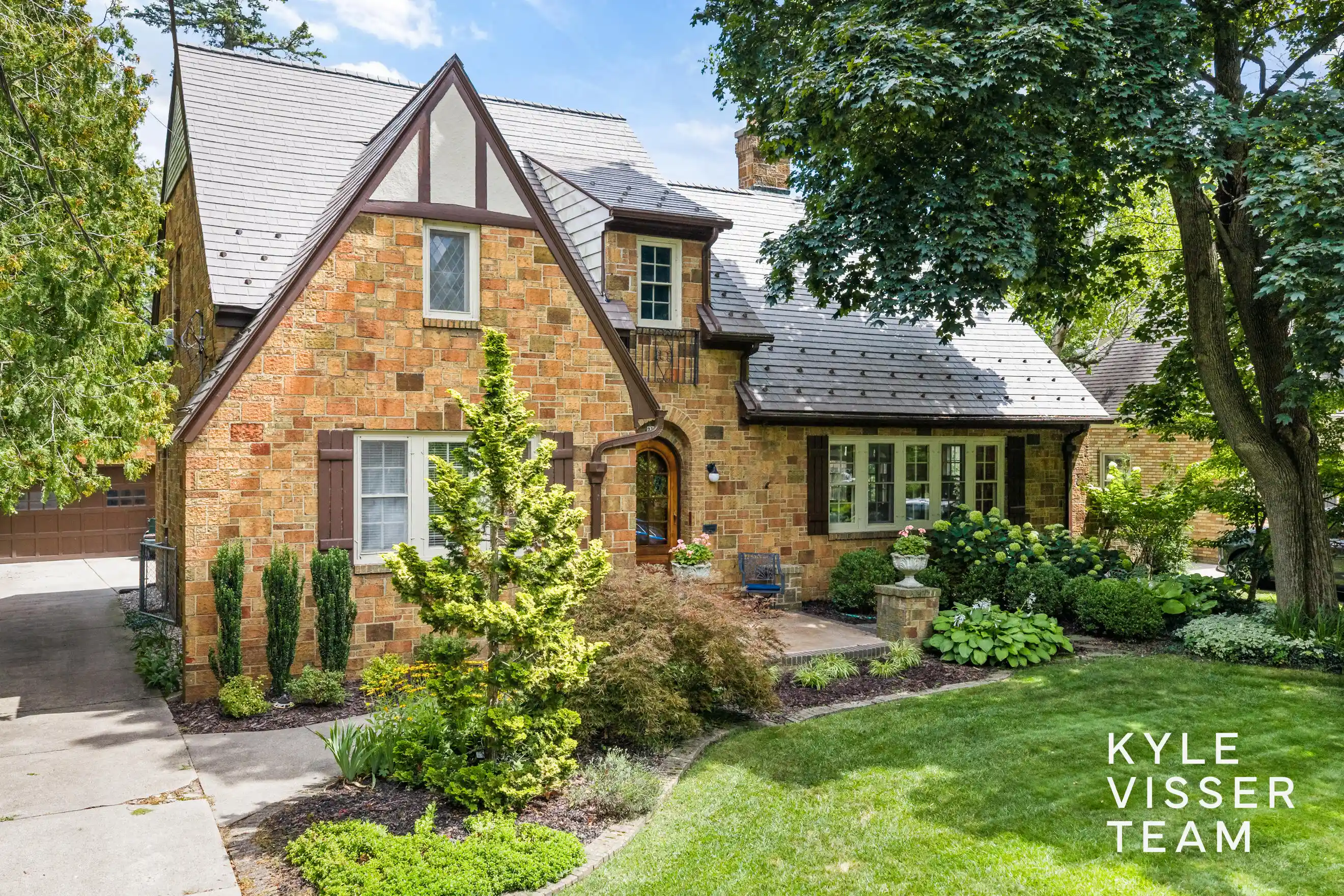 Photo 1 of Sale Pending at 950 Pinecrest Ave Se, Grand Rapids, MI 49506 | MLS# 65026054543 | Listing updated on 2026-10-19