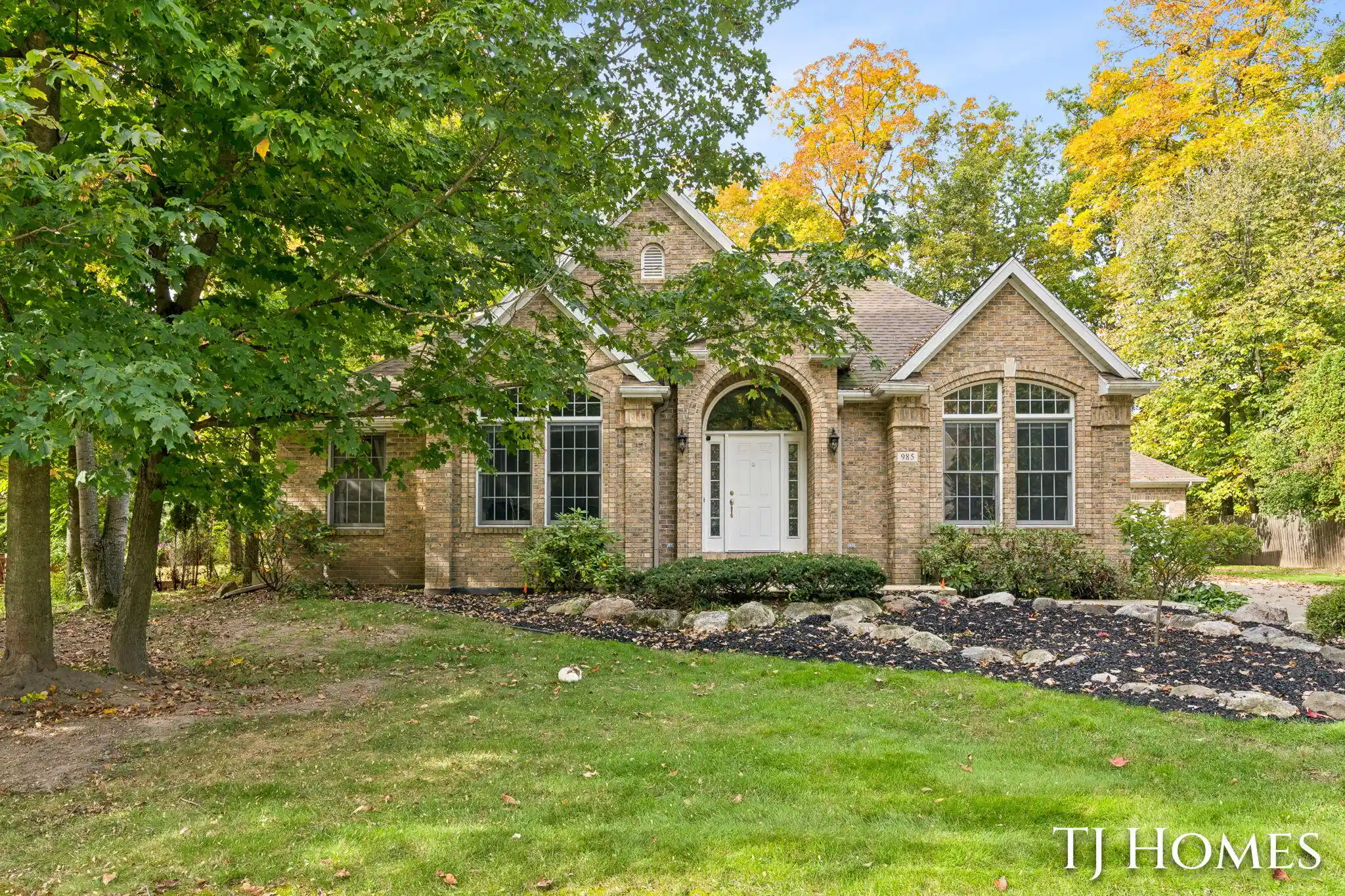 Photo 1 of Single family home for sale at 985 Thornwyk Dr Nw, Grand Rapids, MI 49534 | MLS# 65026054544 | Listing updated on 2026-10-30