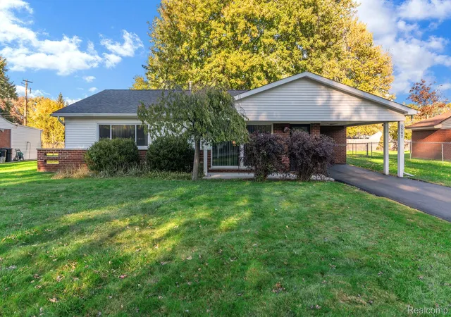 Photo 1 of Single family home for sale at 2502 Ivanhoe Dr, West Bloomfield, MI 48324 | MLS# 20261083118 | Listing updated on 2026-10-29