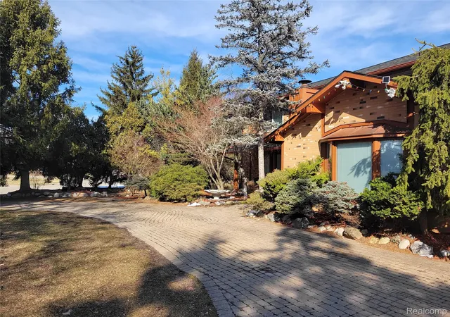 Photo 2 of Single family home for sale at 5549 Perrytown Dr, West Bloomfield, MI 48322 | MLS# 20261083186 | Listing updated on 2026-10-30