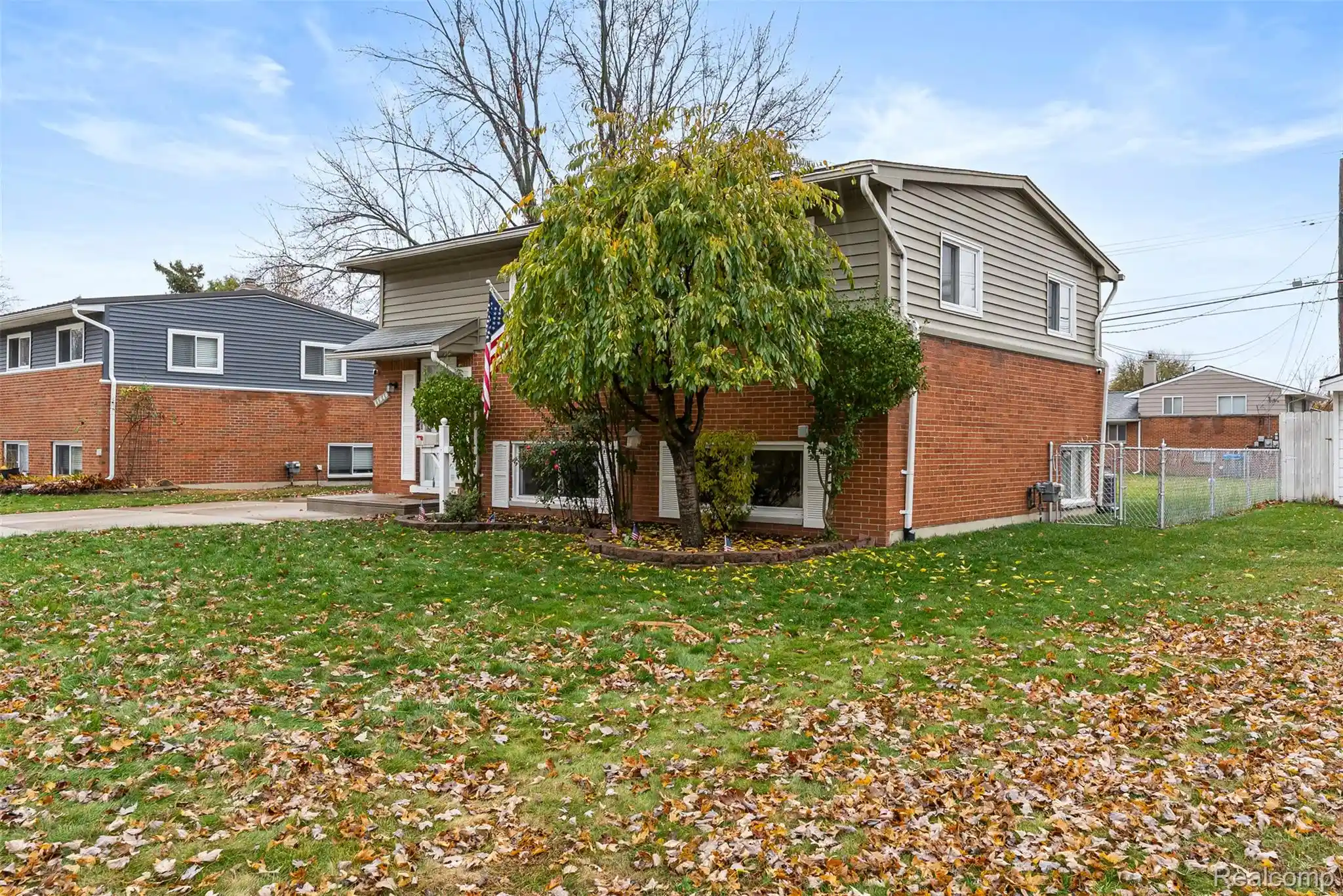 Photo 1 of Sale Pending at 11840 Chattman Dr, Sterling Heights, MI 48313 | MLS# 20261083392 | Listing updated on 2026-10-19