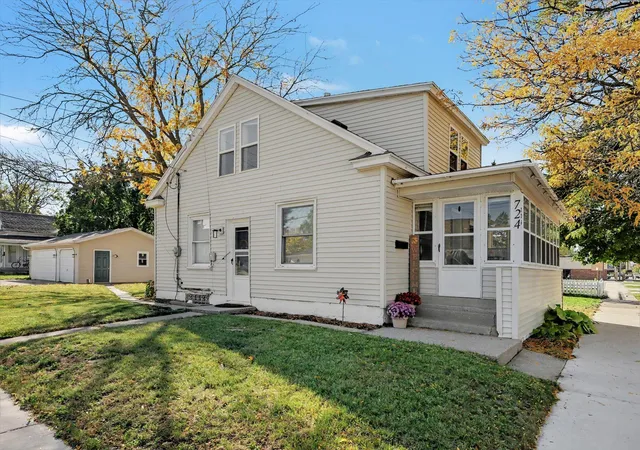 Photo 1 of Single family home for sale at 724 Eleanor St Ne, Grand Rapids, MI 49505 | MLS# 65026054736 | Listing updated on 2026-10-27