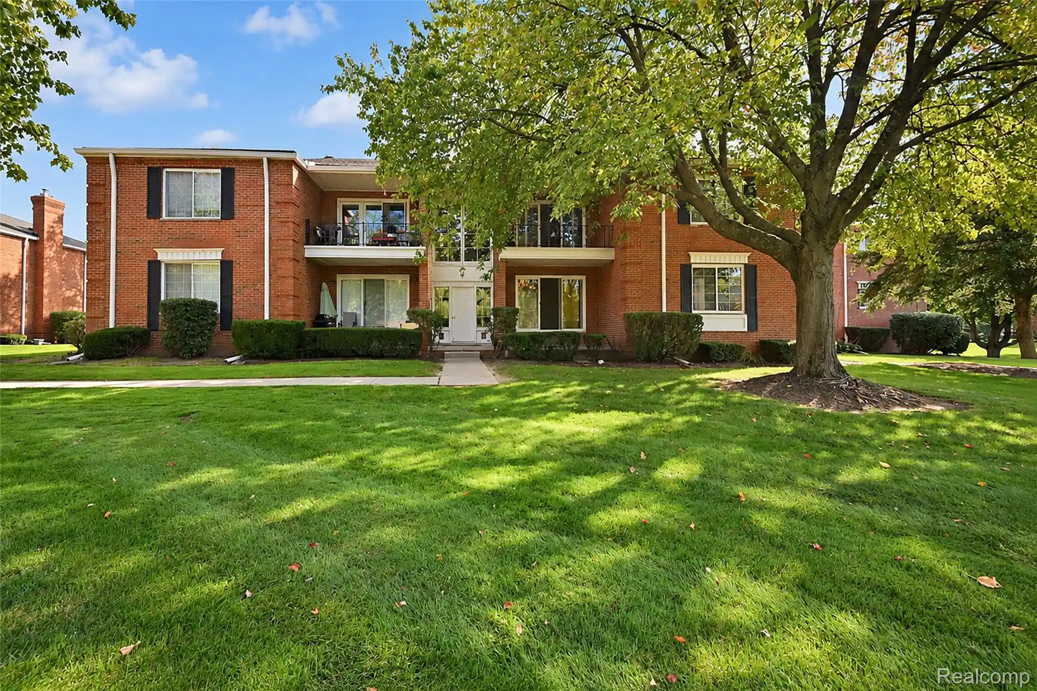 Listing Photo 1 - Condo for sale in 700 E Fox Hls Dr located at 700 E Fox Hls Dr, Bloomfield Hills, MI 48304 - Unit 700 E Fox Hills Dr