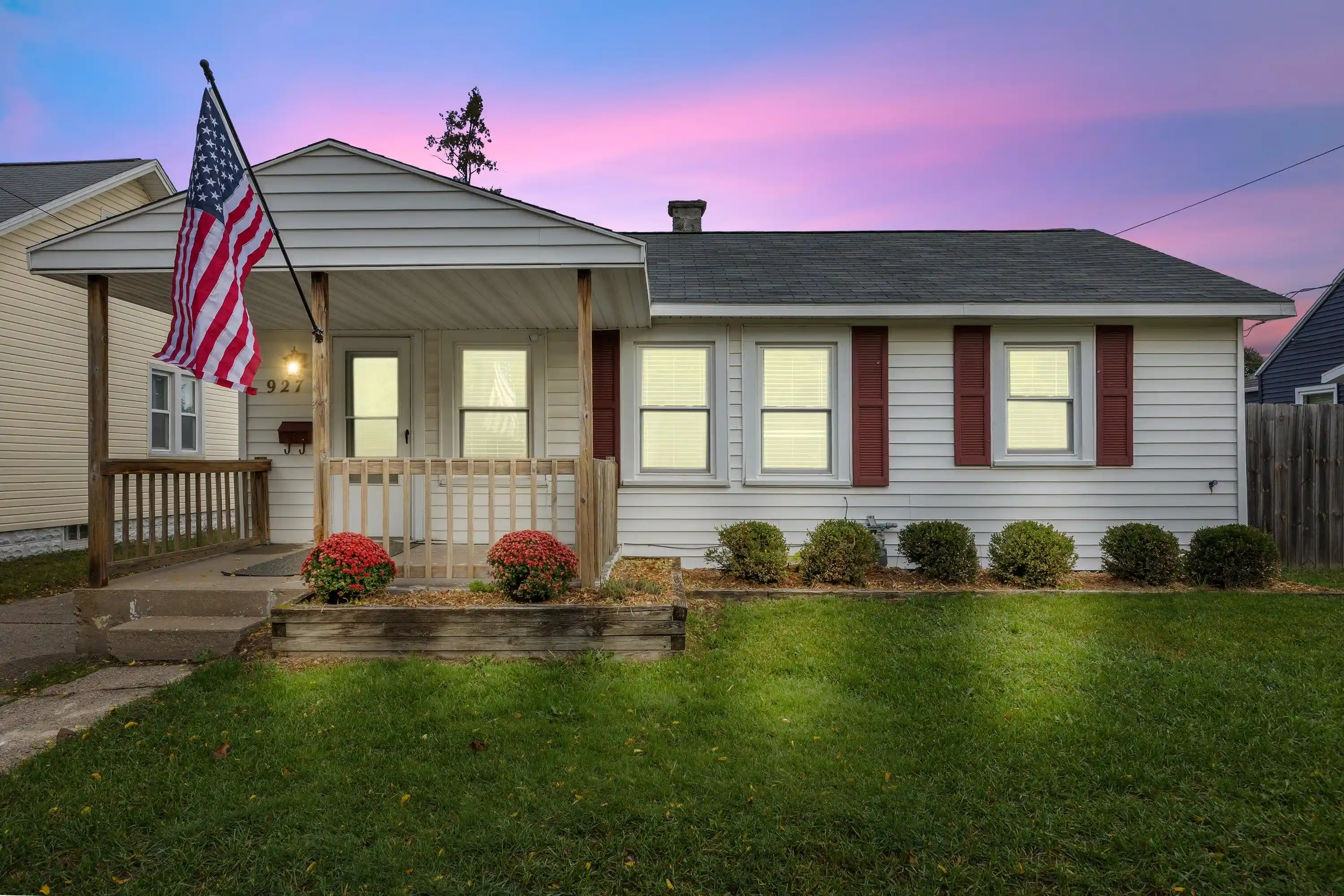 Photo 1 of Single family home for sale at 927 Aberdeen St Ne, Grand Rapids, MI 49505 | MLS# 65026054936 | Listing updated on 2026-10-23