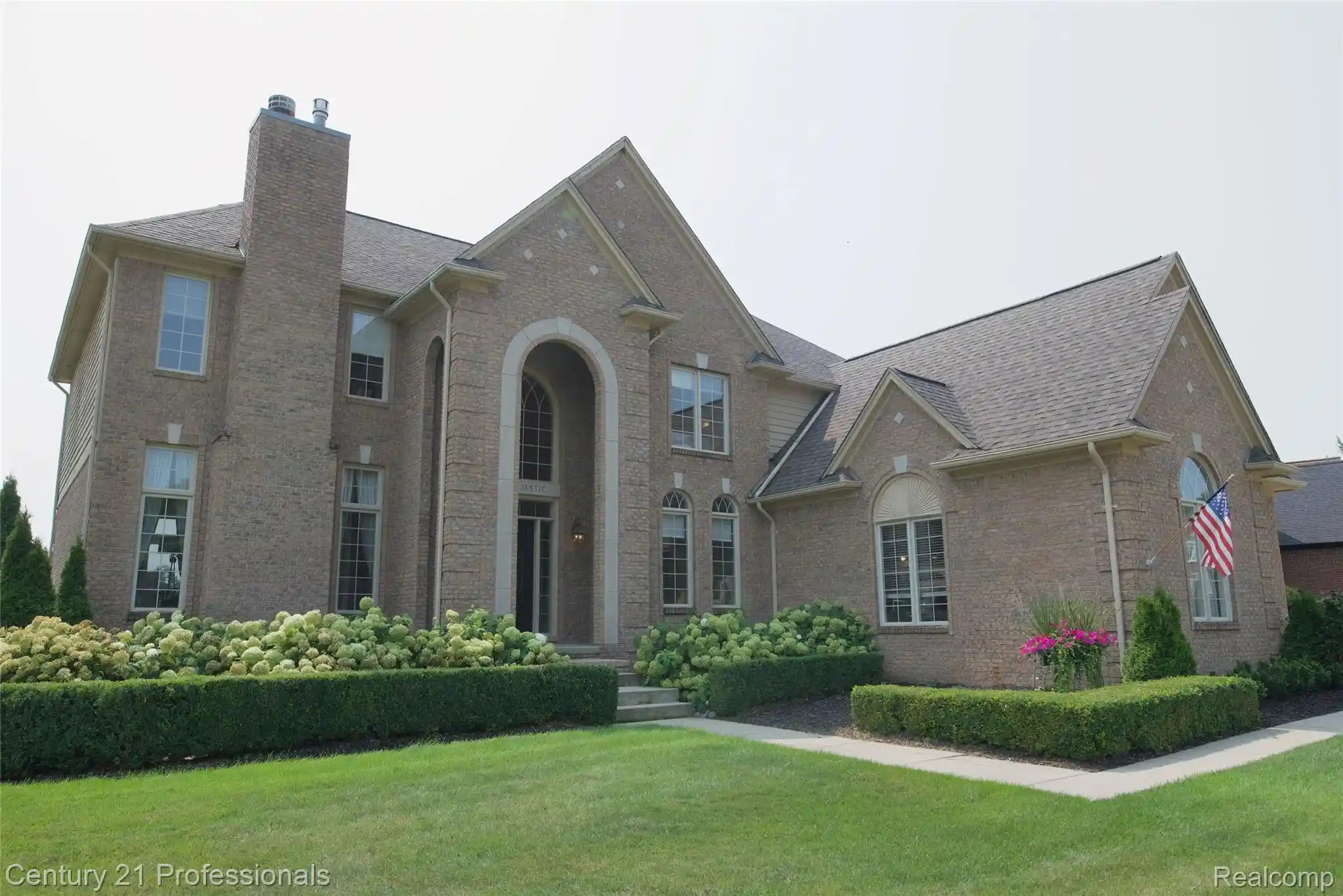 Photo 1 of Single family home for sale at 916 Majestic, Rochester Hills, MI 48306 | MLS# 20261083804 | Listing updated on 2026-10-16