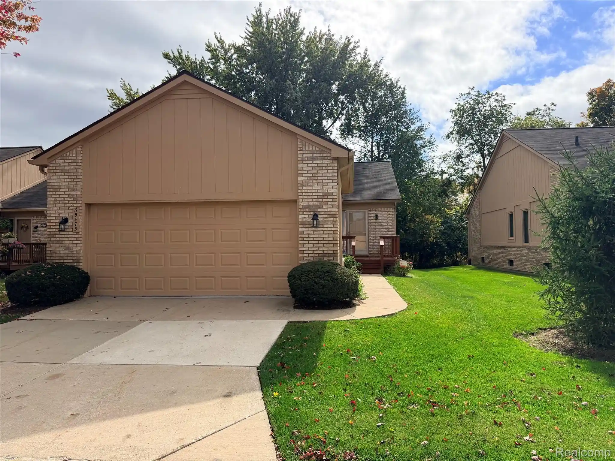 Listing Photo 1 - Condo for sale in 35475 Lone Pine Ln located at 35475 Lone Pine Ln, Farmington Hills, MI 48335 - Unit 35475 Lone Pine Ln