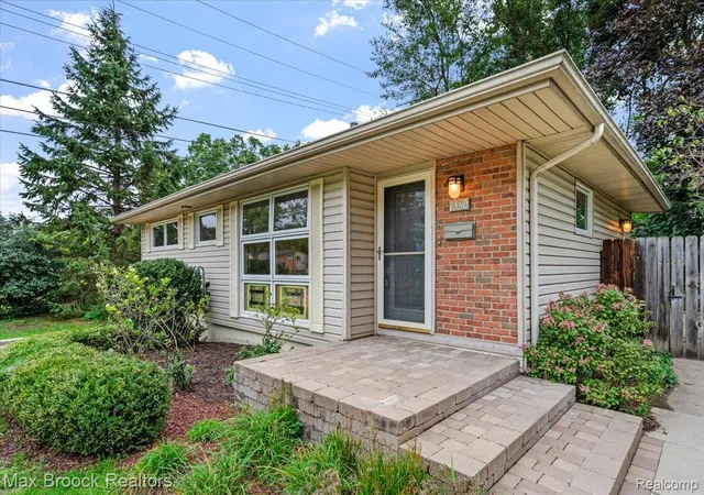 Photo 1 of Sale Pending at 1330 N Oak St, Rochester, MI 48307 | MLS# 20261083882 | Listing updated on 2026-10-29
