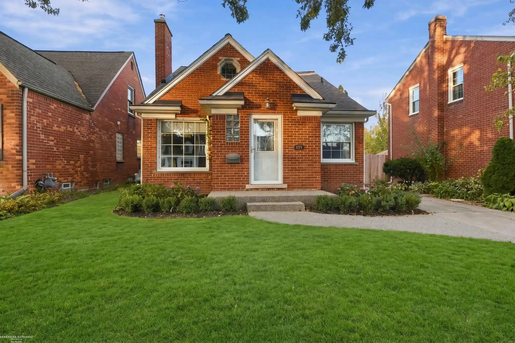 Photo 1 of Single family home for sale at 1258 Roslyn Rd, Grosse Pointe Woods, MI 48236 | MLS# 58050225044 | Listing updated on 2026-10-24
