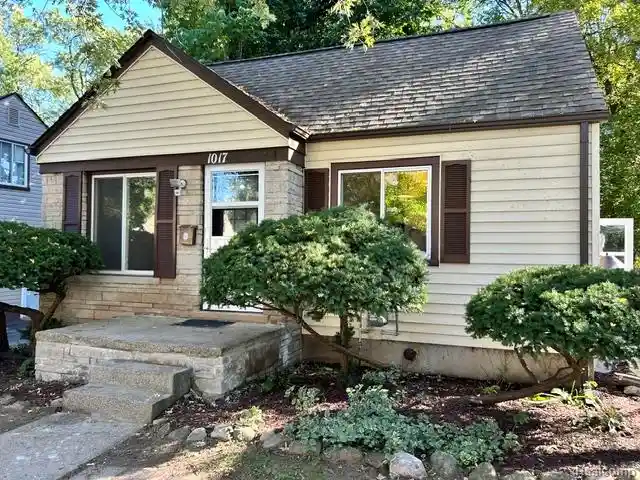 Photo 1 of Single family home for sale at 1017 Canterbury Dr, Pontiac, MI 48341 | MLS# 20261084108 | Listing updated on 2026-10-21