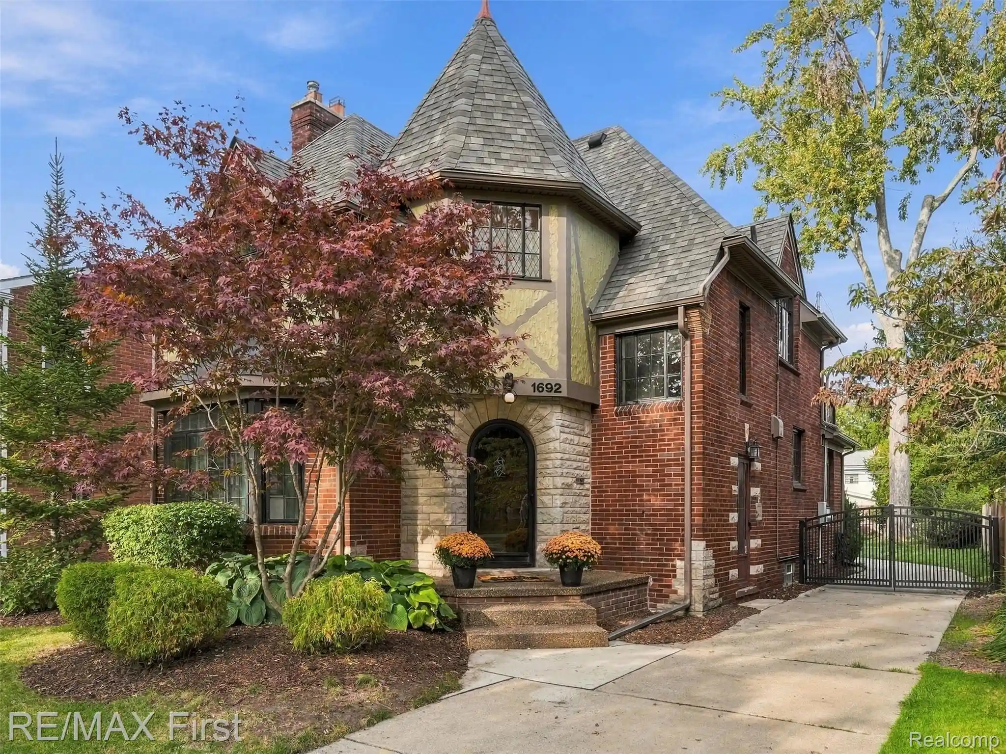 Photo 1 of Sale Pending at 1692 Severn Rd, Grosse Pointe Woods, MI 48236 | MLS# 20261084166 | Listing updated on 2026-10-22
