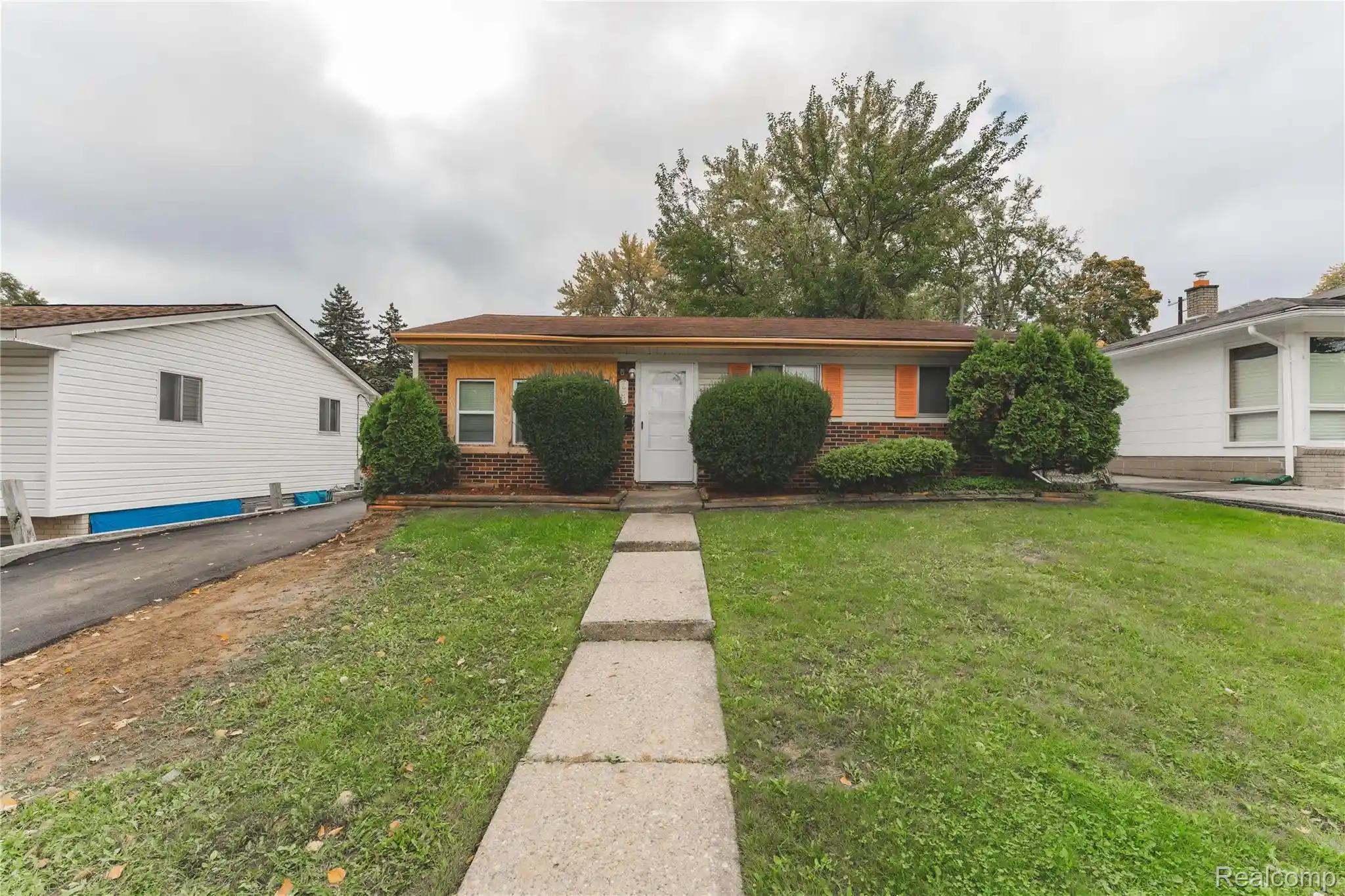 Photo 1 of Single family home for sale at 756 E Columbia Ave, Pontiac, MI 48340 | MLS# 20261084214 | Listing updated on 2026-10-20