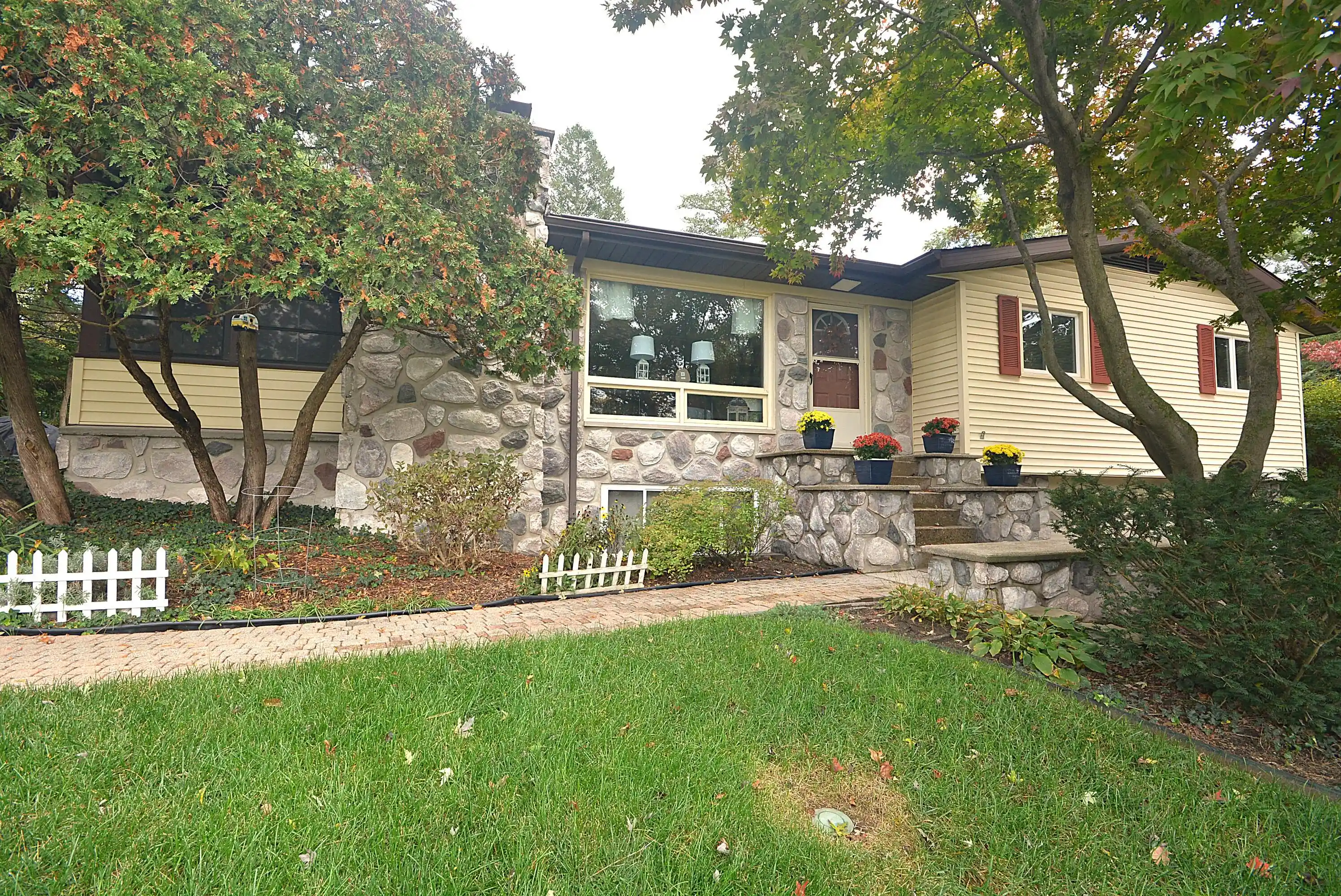 Photo 1 of Single family home for sale at 517 Houston Rd, Kalamazoo, MI 49004 | MLS# 68026055263 | Listing updated on 2026-10-20