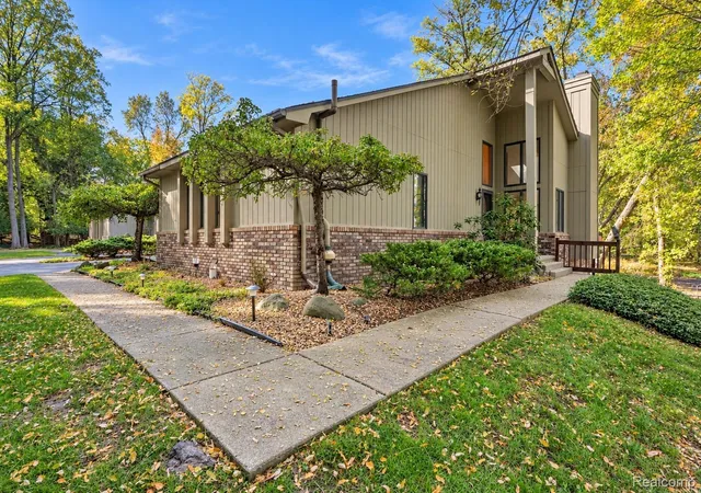 Photo 1 of Condo for sale at 7550 Hemlock Dr #5, West Bloomfield Charter Township Oakland, MI 48324 | MLS# 20261084252 | Listing updated on 2026-10-29