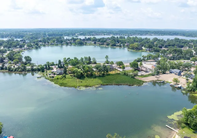 Photo 2 of Single family home for sale at 2936 W Walton Blvd, Waterford, MI 48329 | MLS# 20261084364 | Listing updated on 2026-10-30