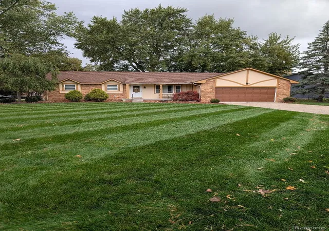 Photo 1 of Sale Pending at 5335 Old Franklin Rd, Grand Blanc, MI 48439 | MLS# 20261084376 | Listing updated on 2026-10-26