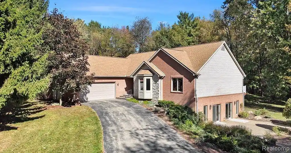 Photo 1 of Single family home for sale at 5690 White Lake Rd, Clarkston, MI 48346 | MLS# 20261084389 | Listing updated on 2026-10-23