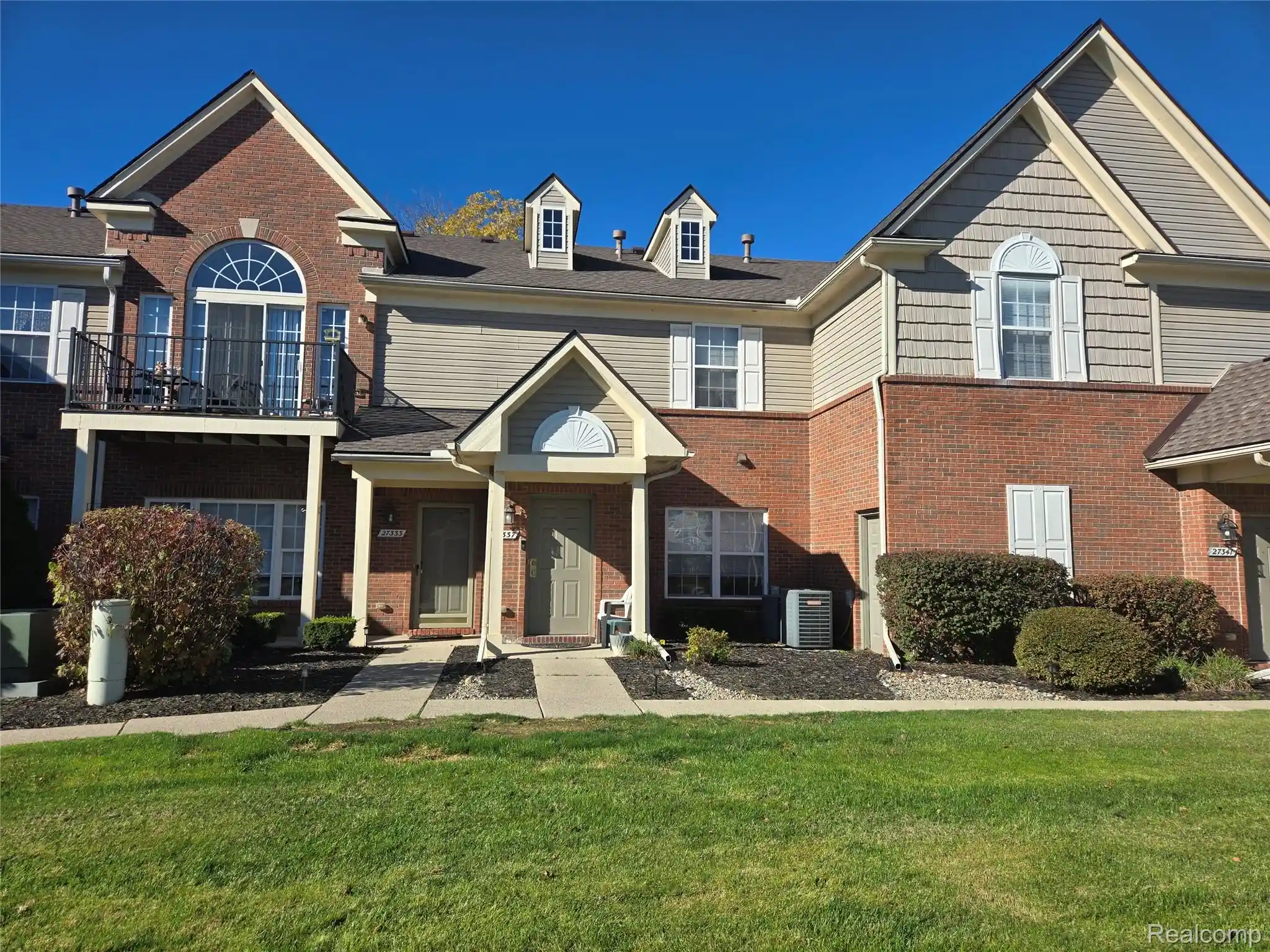 Listing Photo 1 - Condo for sale in 27337 Hidden Oaks Dr located at 27337 Hidden Oaks Dr, Trenton, MI 48183 - Unit 27337 Hidden Oaks Dr