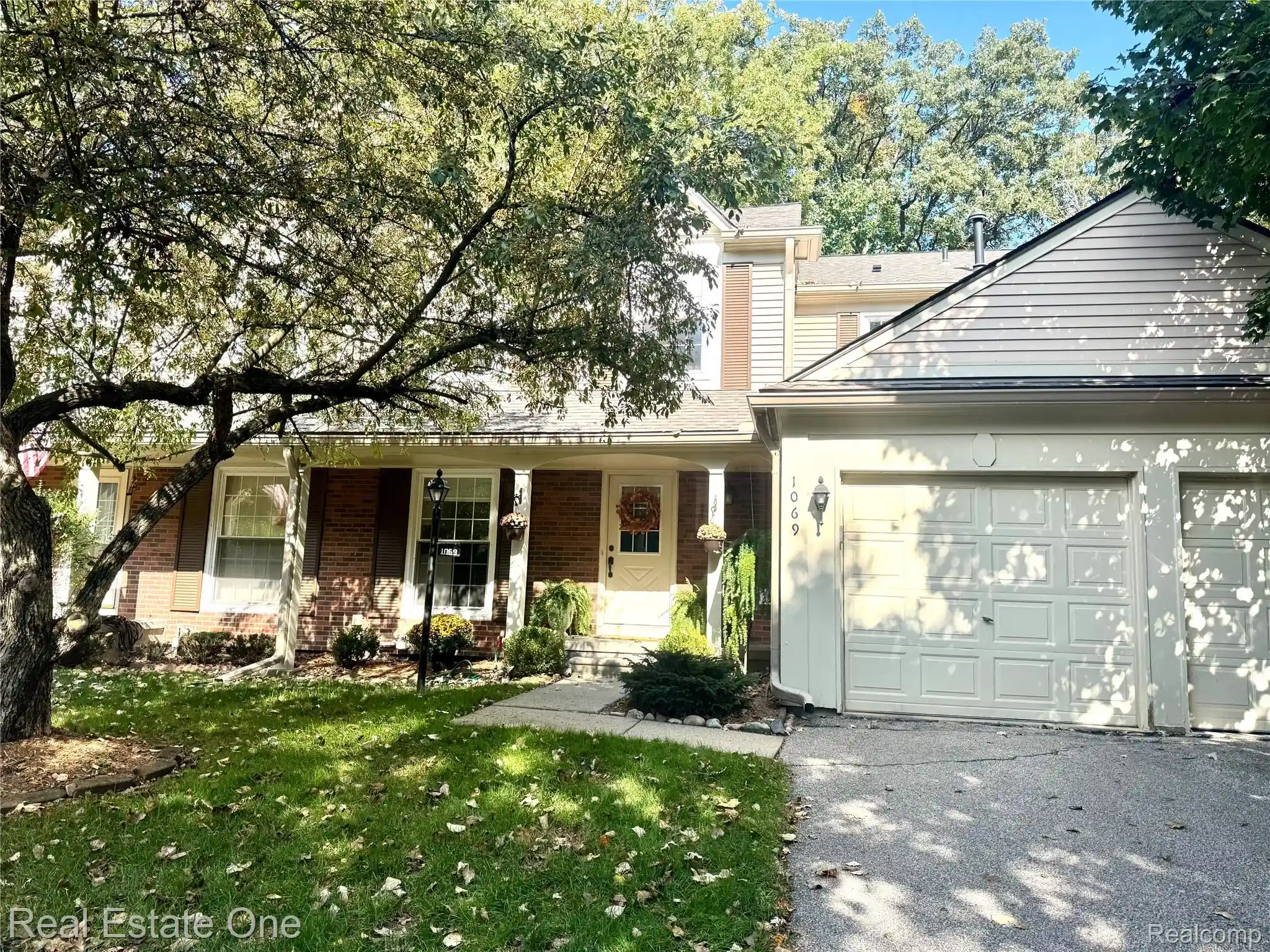 Listing Photo 1 - Condo for sale in 1069 Paint Creek Ln located at 1069 Paint Creek Ln, Rochester Hills, MI 48306 - Unit #394