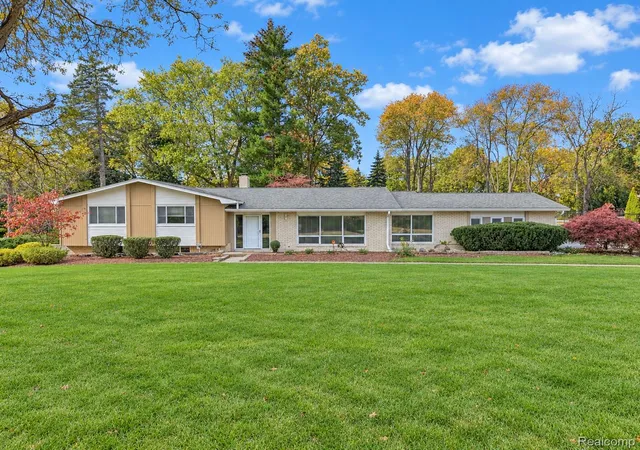 Photo 1 of Sale Pending at 6872 E Knollwood Cir, West Bloomfield, MI 48322 | MLS# 20261084607 | Listing updated on 2026-10-26