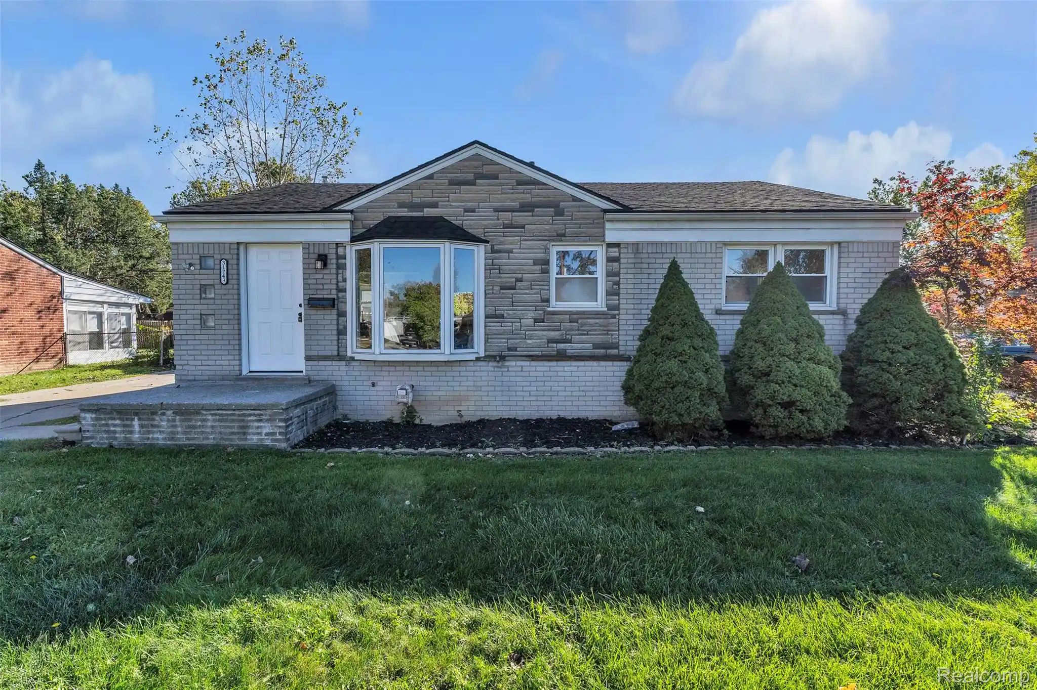 Photo 1 of Single family home for sale at 31243 Minton St, Livonia, MI 48150 | MLS# 20261085010 | Listing updated on 2026-10-24