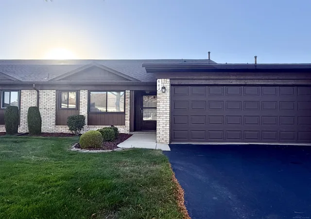 Photo 1 of Sale Pending at 602 Country Clb Dr, Saint Clair Shores, MI 48082 | MLS# 58050225414 | Listing updated on 2026-10-27