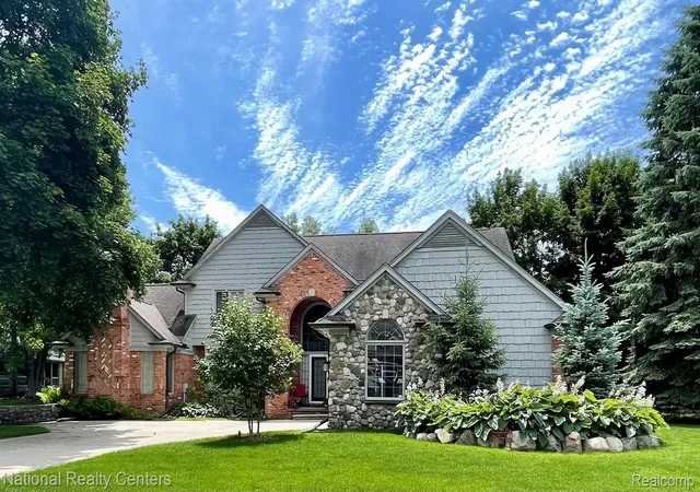Photo 1 of Single family home for sale at 3103 Pine Tree Ct W, Waterford, MI 48329 | MLS# 20261085275 | Listing updated on 2026-10-29