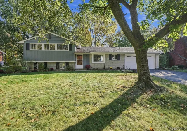 Single family home for sale at 32305 Chesterbrook St, Farmington Hills, MI 48334 | MLS# 20261085287