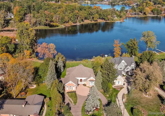 Single family home for sale at 1616 Apple Ln, Bloomfield Township, MI 48302 | MLS# 20261085357