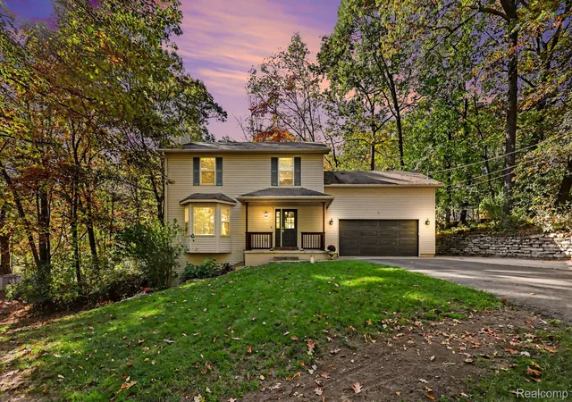 Photo 1 of Single family home for sale at 8915 Onandaga Rd, Clarkston, MI 48348 | MLS# 20261085564 | Listing updated on 2026-10-24