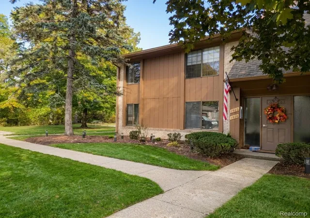 Photo 1 of Condo for sale at 1922 White Birch Ct, Rochester Hills, MI 48309 | MLS# 20261085671 | Listing updated on 2026-10-26